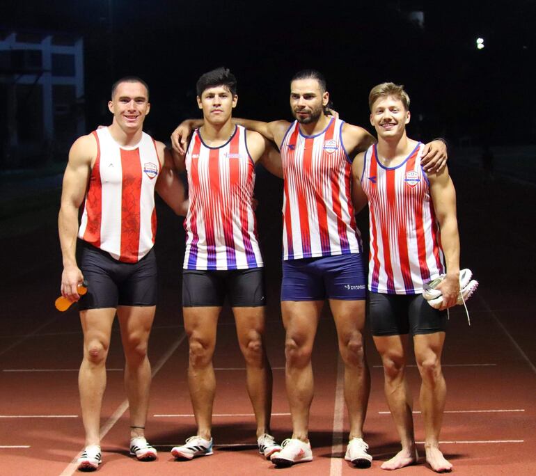 Los velocistas César Alimrón, Fredy Maidana, Misael Zalazar y Jonathan Wolk con nueva marca en la pista.