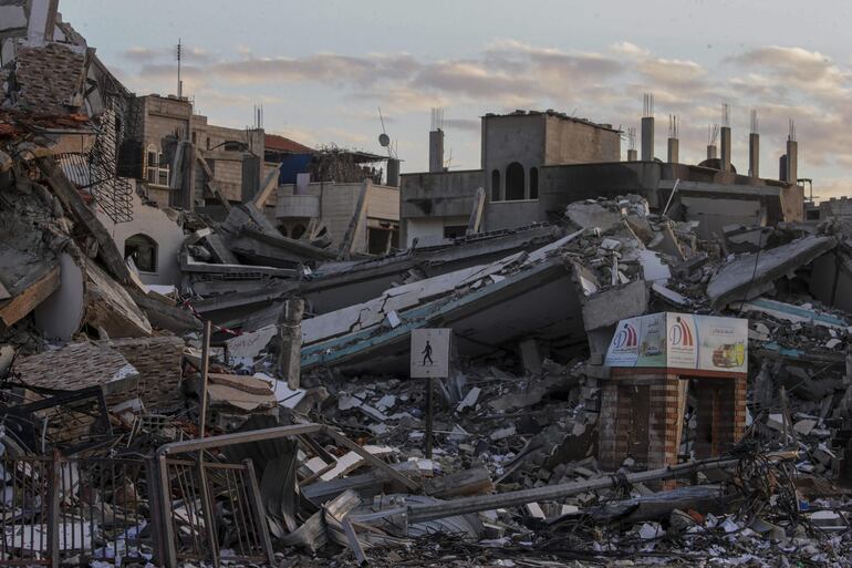 Casas destruidas durante una operación militar israelí en el campo de refugiados de Al Bureij, en el sur de la Franja de Gaza, 24 de enero de 2024. EFE