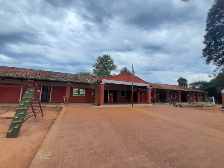 Colegio Constantino Trociuk de Tavai donde fueron instalados para la red de internet pero nunca funcionó.