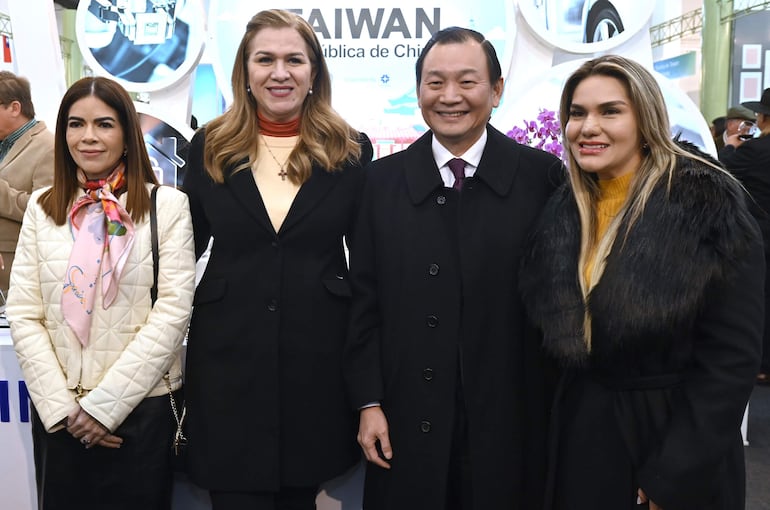 Adriana Amarilla, María Teresa Barán y Johana Vega junto al embajador de Taiwán, José Han.