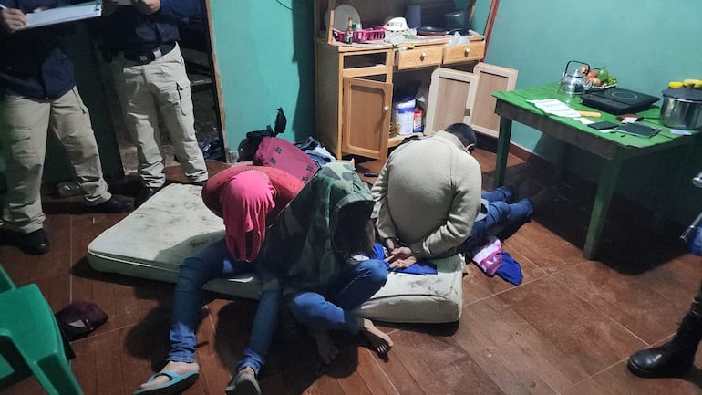 Imagen de los tres detenidos en un allanamiento en la colonia Britez Cue