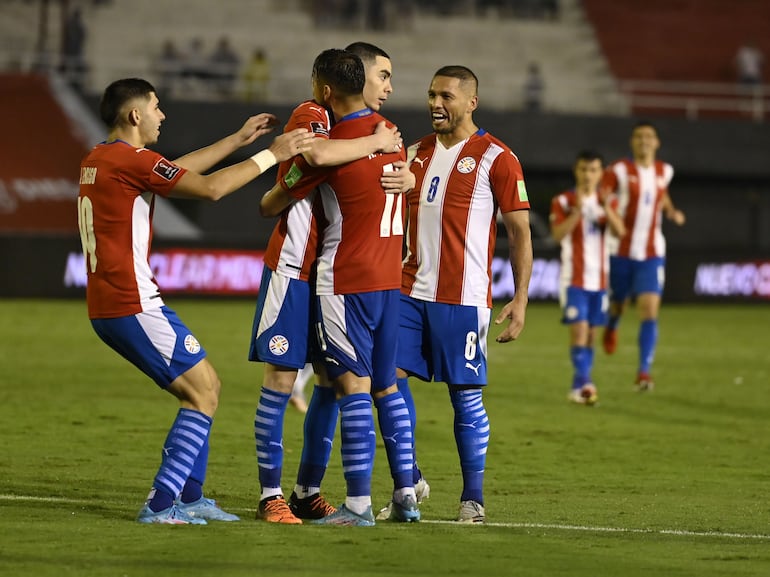 Los jugadores de la selección paraguaya celebran un gol en el partido contra Ecuador por las Eliminatorias Sudamericanas en el estadio Antonio Aranda Encina, en Ciudad del Este.