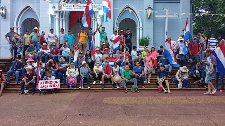 Los manifestantes se tomaron unos minutos frente a la Catedral de San Lorenzo.