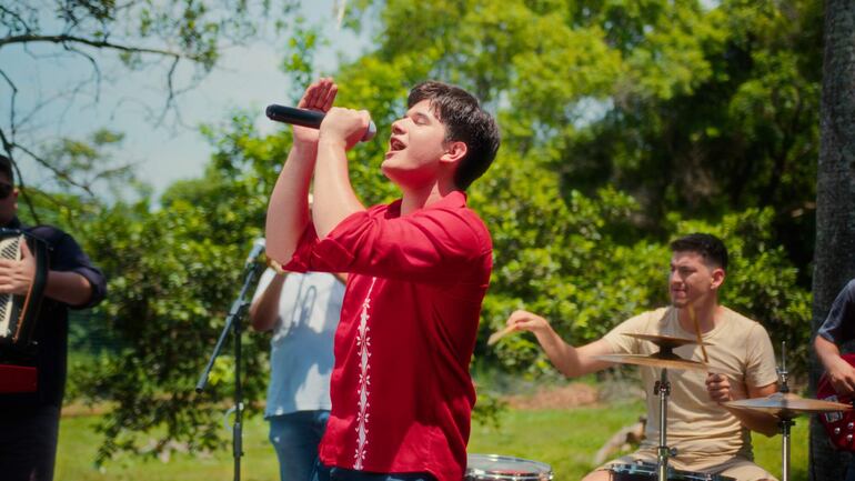 El joven cantante Iam Carlos está de estreno con el videoclip de "Tradiciones".