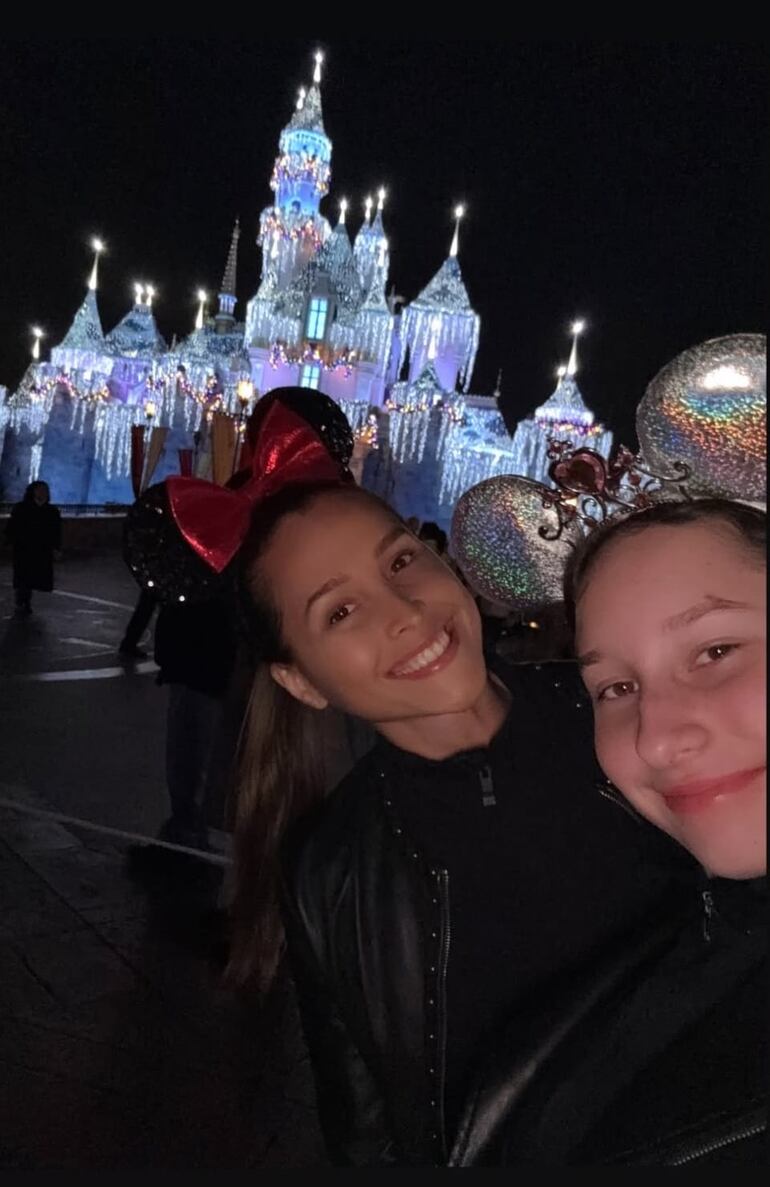 Cynthia de Recalde y Stephie Niella posan en Disney con el emblemático castillo de fondo. (Captura de la historia de Instagram de Chichi De Recalde)