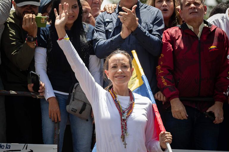 La líder opositora venezolana María Corina Machado saludando.