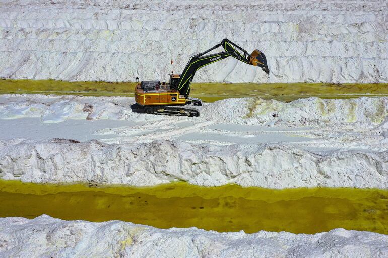 El Gobierno de Bolivia lanzó este viernes una segunda convocatoria internacional para el aprovechamiento de los recursos evaporíticos, litio y otros minerales, en siete de sus salares y para captar proyectos mediante la tecnología de extracción directa de litio (EDL).  Foto ilustrativa.