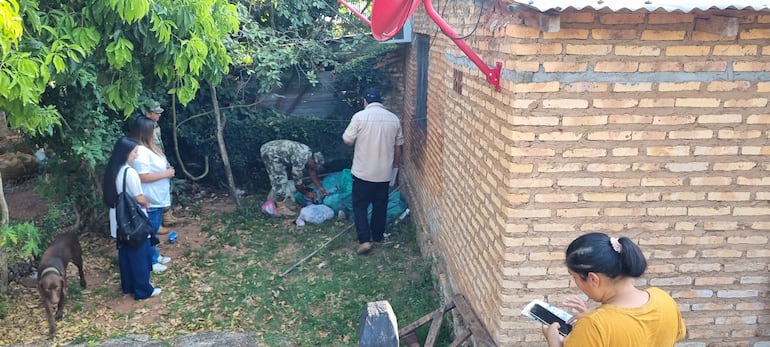 Funcionario del Senepa, en compañía de funcionario  de otras intituciones, realizando la verificación de una vivienda durante la minga ambiental en la ciudad de San Juan Bautista, Misiones.