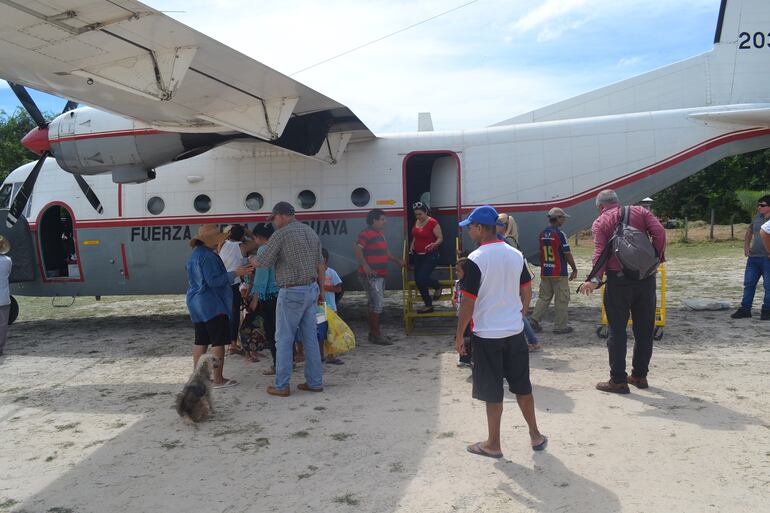 La pista de tierra del aeropuerto en Bahía Negra, con una pequeña lluvia, queda impracticable.