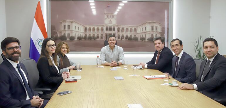 Patricio Rodríguez, CEO de Adium, en reunión con Santiago Peña, presidente de la República.