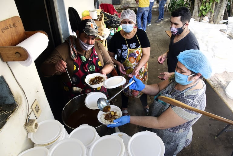 Cada 15 días realizan una olla popular en un barrio para cerca de 300 personas. Y una vez al mes para 1.100 personas,  distribuyendo las raciones a todos  los que se van acercando.