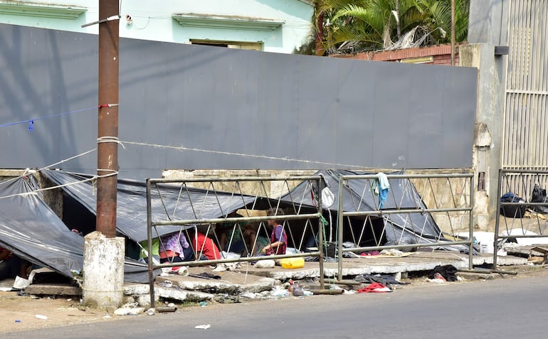 En extrema precariedad viven los indígenas con carpas como campamentos frente al Indi, sobre Artigas.