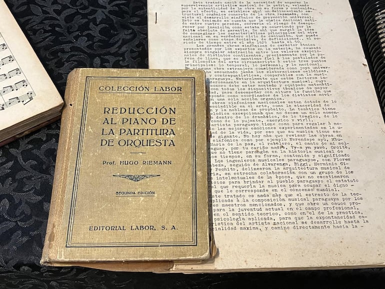 Imagen de algunos libros y documentos que pertenecieron a Carlos Lara Bareiro y fueron donados a la Casa Bicentenario de la Música.