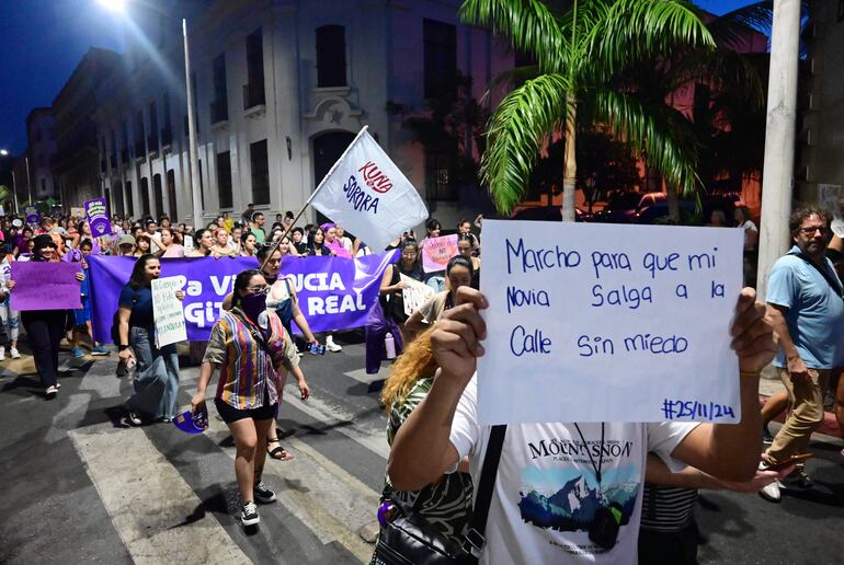 Mujeres reclamaron sus derechos en el Día Internacional de Eliminación de la Violencia contra la Mujer. 