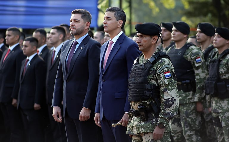 Santiago Peña y Pedro Alliana, esta mañana durante el aniversario del Regimiento Escolta Presidencial.