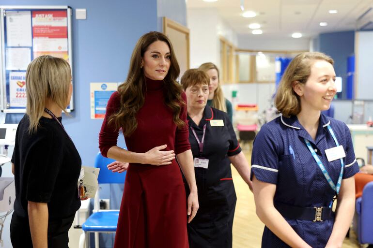 Kate Middleton durante su recorrido por el Royal Marsden Hospital en Londres. (Chris Jackson / POOL / AFP)