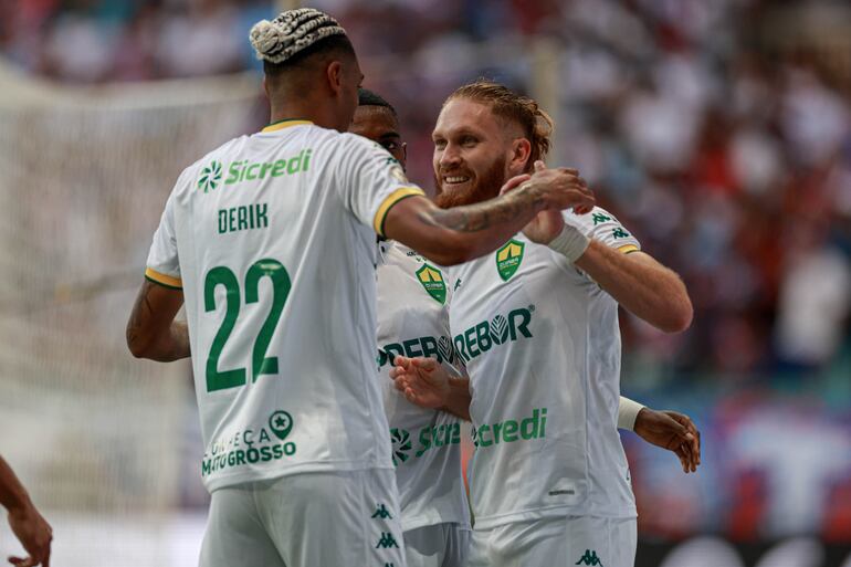 El paraguayo Isidro Pitta (d), futbolista de Cuiabá, festeja un gol en el partido ante Bahía por la fecha 17 de la Serie A de Brasil, en el Arena Fonte Nova, en Salvador.