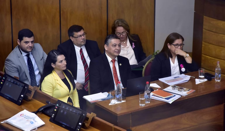 El titular de la INE, Iván Ojeda, y su delegación, en la sala de sesiones de la Cámara de Senadores.