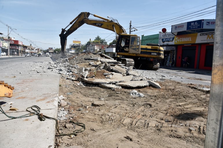 Máquinas del MOPC comenzaron ayer a demoler las paradas del fallido  metrobús. También se rehabilitará la destrozada avenida.