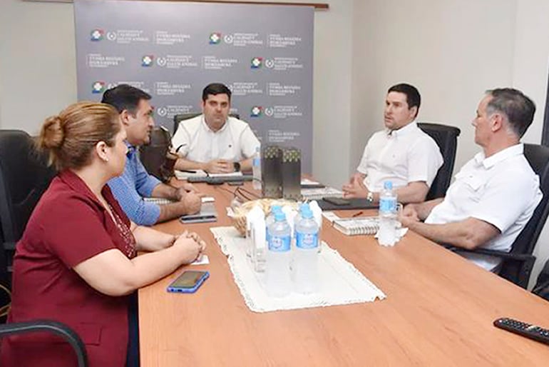 El Dr. José Carlos Martin, en la cabecera, con el Dr. Julio Barrios y los empresarios chilenos Gonzalo Vial y John Luer, entre otros, este jueves en Senacsa.