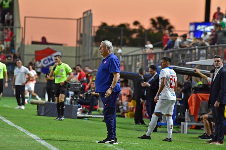 Carlos Jara Saguier, entrenador de Cerro Porteño, en el partido frente a Nacional por la fecha 19 del torneo Clausura 2024 del fútbol paraguayo en el estadio Arsenio Erico, en Asunción, paraguay.