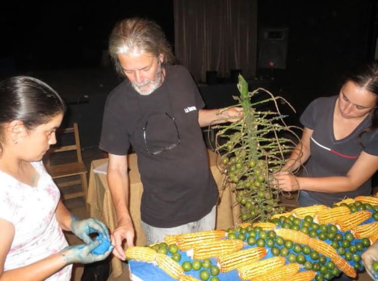 Koki Ruiz, trabajando para la preparación de las obras, junto a los cientos de voluntarios. 