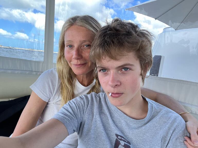 Gwyneth Paltrow saludó con esta postal a Moses por sus 17 años. En la misma se ve el gran parecido del jovencito con su padre Chris Martin.