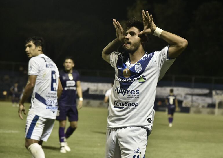 Elvio Vera (d), jugador de Sportivo Ameliano, celebra un gol en el partido contra Tacuary por el fútbol paraguayo en el estadio Luis Alfonso Giagni, en Villa Elisa.