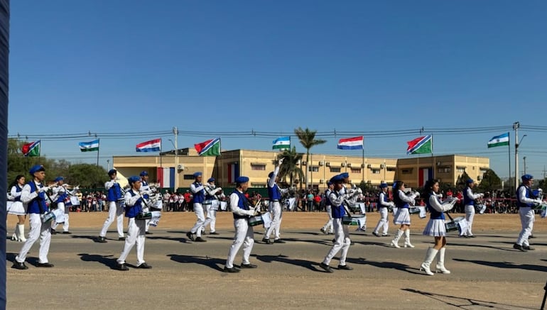 Pese al fuerte viento el desfile cívico estudiantil del Filadelfia fue realizado con éxito celebrando así los 89 años de la firma del protocolo de paz en el Chaco.