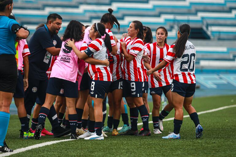 Las jugadores de la selección paraguaya femenina Sub 20 celebran un gol en el partido ante Perú por la tercera fecha del Sudamericano Femenino Sub 20 en el estadio Modelo Alberto Spencer, en Guayaquil, Ecuador.