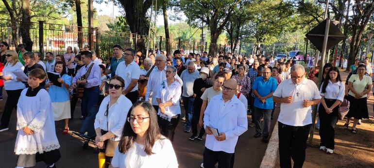 Los fieles acompañaron el viacrucis de la parroquia San Blas por las calles de Ciudad del Este.