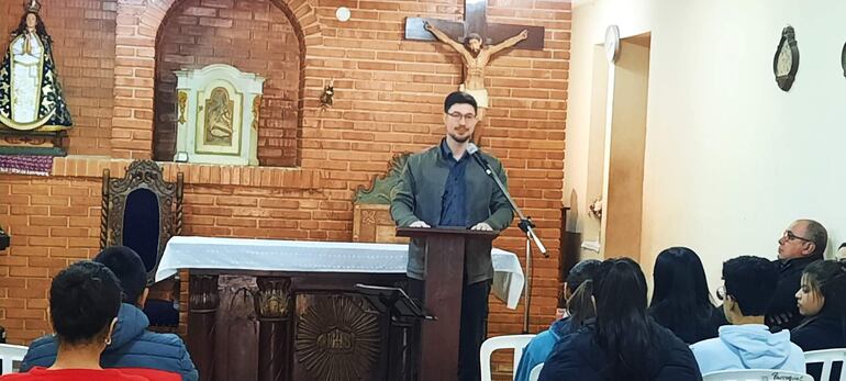 El disertante ingeniero Marcos Aponte, quien instó a los jóvenes a descubrir sus talentos y servir a Dios.