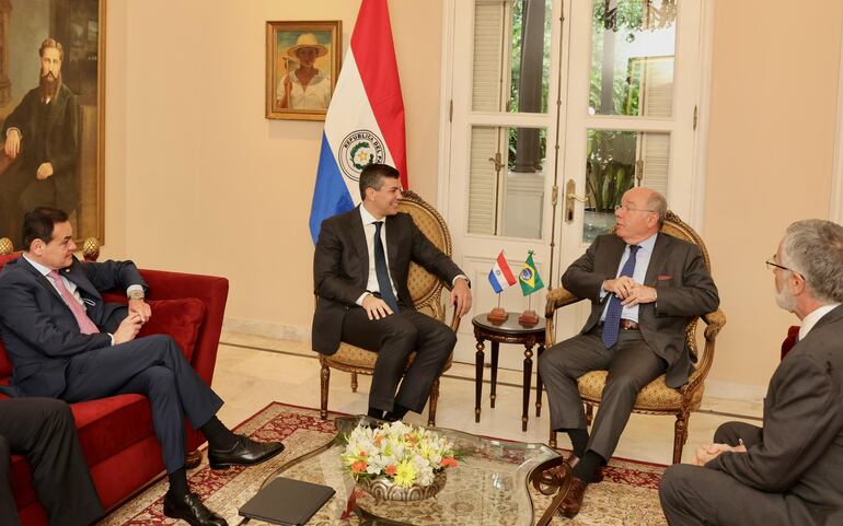 El canciller brasilero Mauro Viera y el ministro de Minas y Energía, Alexandre Silvera, presentaron a Paraguay una nueva propuesta con relación a la tarifa de Itaipú. Se reunieron con el presidente Santiago Peña, el canciller Rubén Ramírez Lezcano y el titular de Industria y Comercio, Javier Giménez.