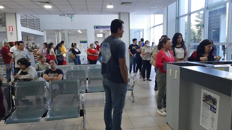 Los pacientes deben llegar temprano, forma largas filas en busca de turnos, y para colmo no consiguen medicamentos y turnos para estudio.