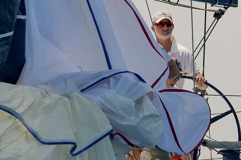 El Rey Felipe VI participa en la 42 Copa del Rey de Vela en Palma de Mallorca, mientras la reina Letizia asiste a los Juegos Olímpicos en París. (EFE/Ballesteros)
