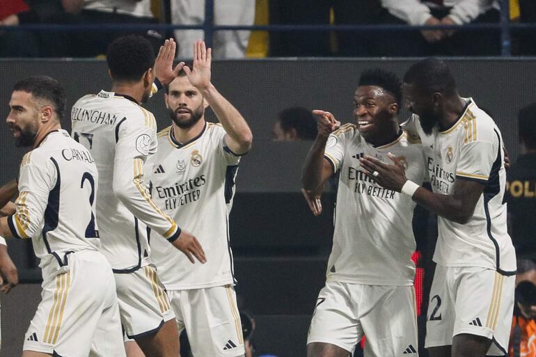 Los jugadores del Real Madrid celebran el gol de su equipo, anotado por el delantero brasileño Vinícius Júnior (2d) durante la final de la Supercopa de España que Real Madrid y FC Barcelona disputan en el estadio Al Awwal Park de Riad, en Arabia Saudí.