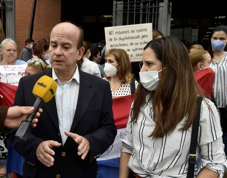 El presidente del Colegio de Escribanos del Paraguay, Jorge Miller, explica los inconvenientes que tienen con el nuevo sistema. A su lado, Daisy Ortellado, directora del Instituto de Derecho Registral.