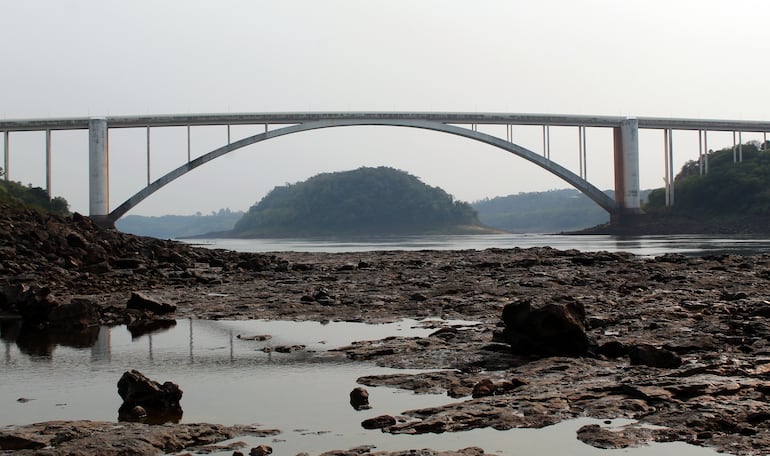 Puente de la Amistad entre Ciudad del Este y Foz de Yguazú. El riesgo de la crisis hídrica de nuevo se cierne sobre la cuenca del río y, por ende, sobre la producción de las hidroeléctricas que se alimentan de sus aguas.
