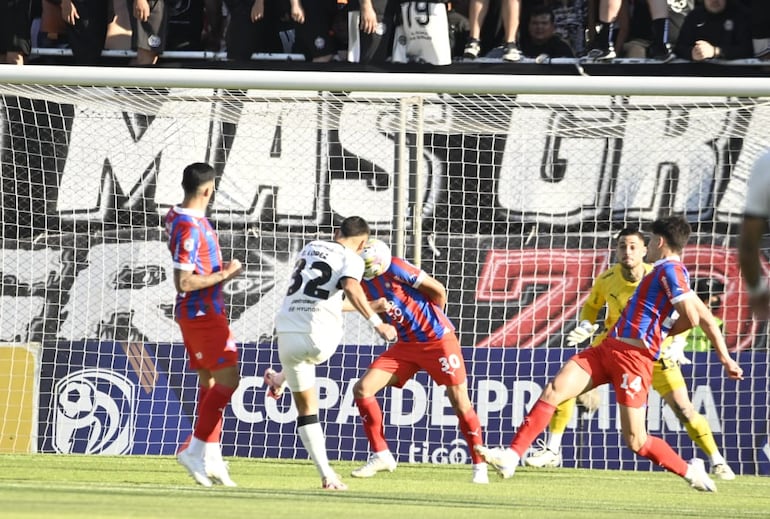 Sale el remate de Erik López para el primer gol de Olimpia