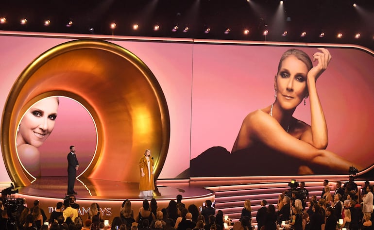 Celine Dion fue ovacionada de pie por el público presente en la 66 gala anual de los Premios Grammy en Los Ángeles. (VALERIE MACON / AFP)