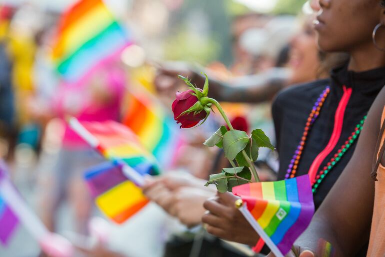 Las banderas de reivindicación de los derechos de la comunidad LGBT son un símbolo mundial de solidarización en las marchas del orgullo.