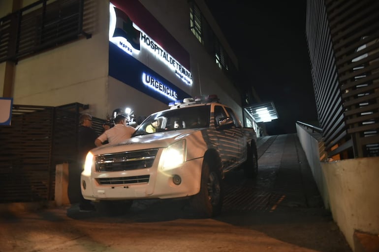 Una patrulla de la Policía sale en la madrugada de este viernes del Hospital del Trauma.