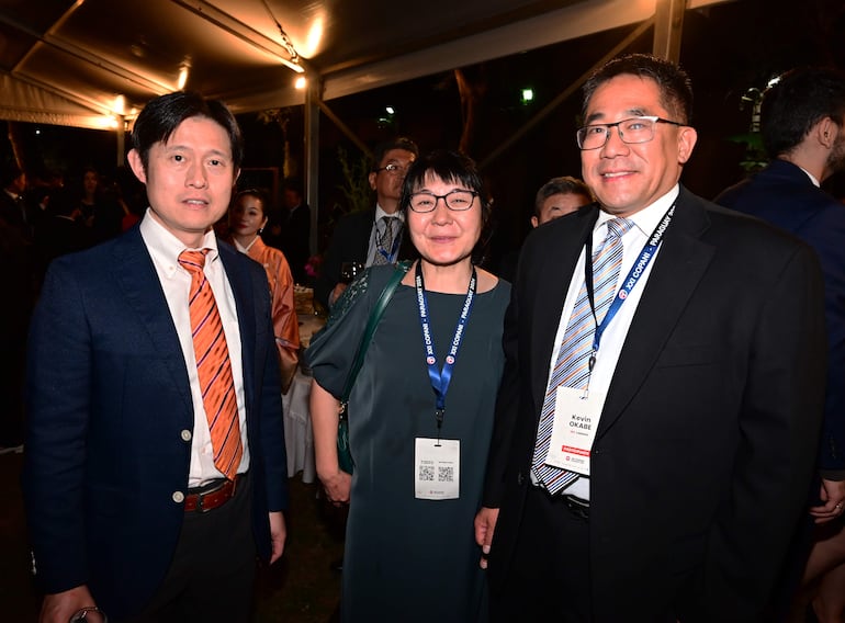 Kendo Nobutake, Naoko Maebashi y Kevin Okabe.