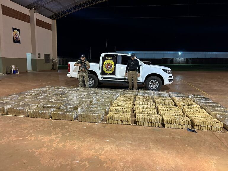 Paquetes de marihuana prensada incautados por la Senad.