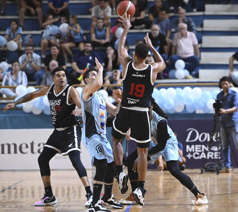 Olimpia se impuso en el tercer partido de la serie contra San José y forzó a un cuarto juego. La serie está a favor de los "santos" 2-1.