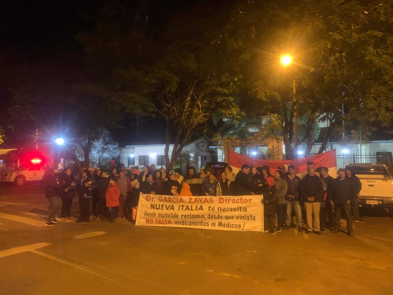 Grupo de ciudadanos de Nueva Italia que ayer se congregó nuevamente frente a la municipalidad local para exigir la restitución del director del centro de salud, doctor Jorge Garcia, separado por pedido de seccionaleros cartistas.