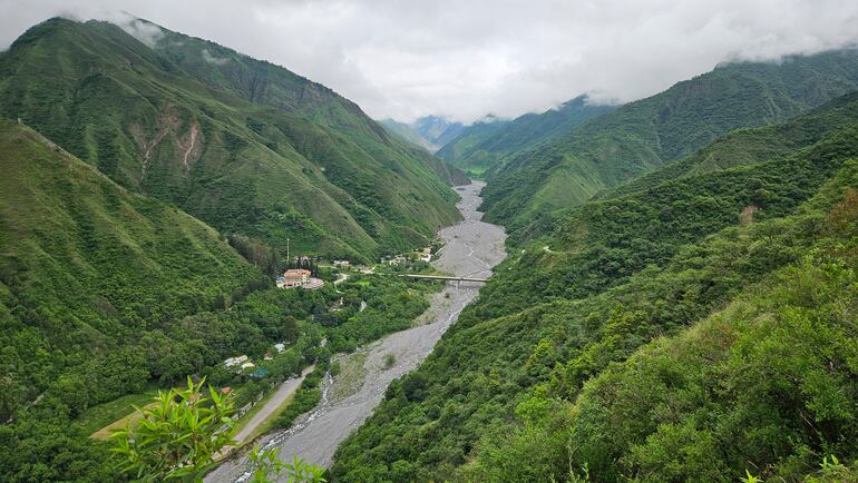 Termas de Reyes. Cera de la capital de Jujuy tienen una fauna y flora completamente diferente a la de la Quebrada de Humahuaca. Hay hoteles y spas con aguas termales.