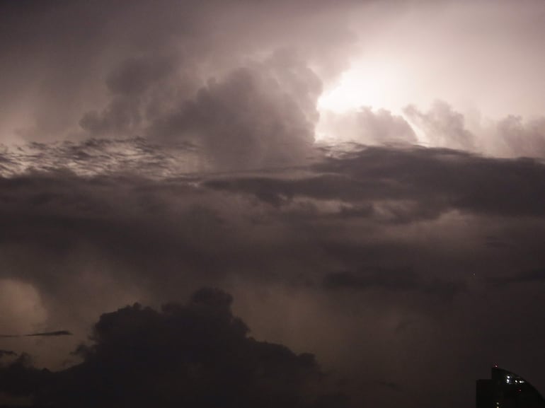 Imagen ilustrativa: cielo nublado y tormentas.