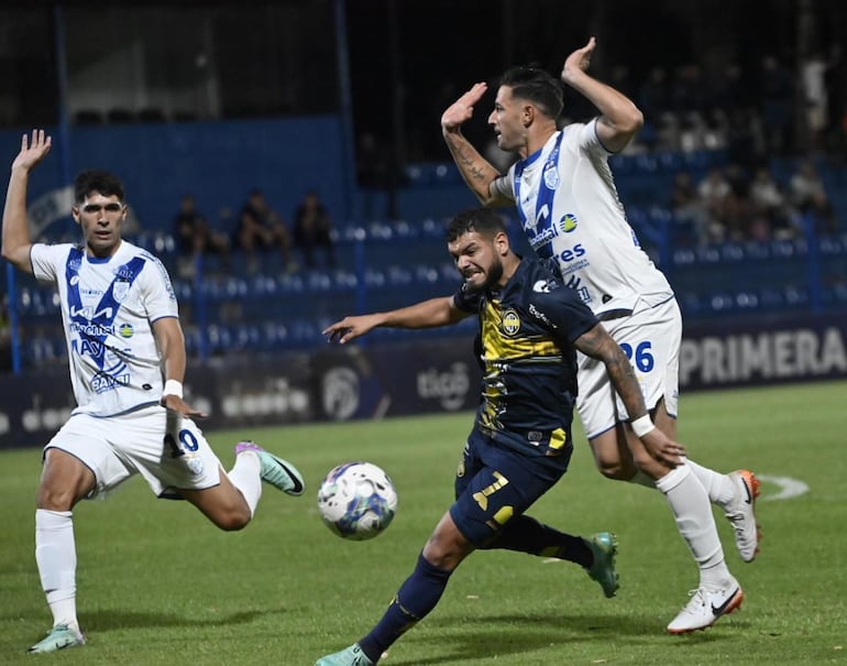 Ronaldo Báez aguanta la embestida de Julio González para crear una llegada para su equipo