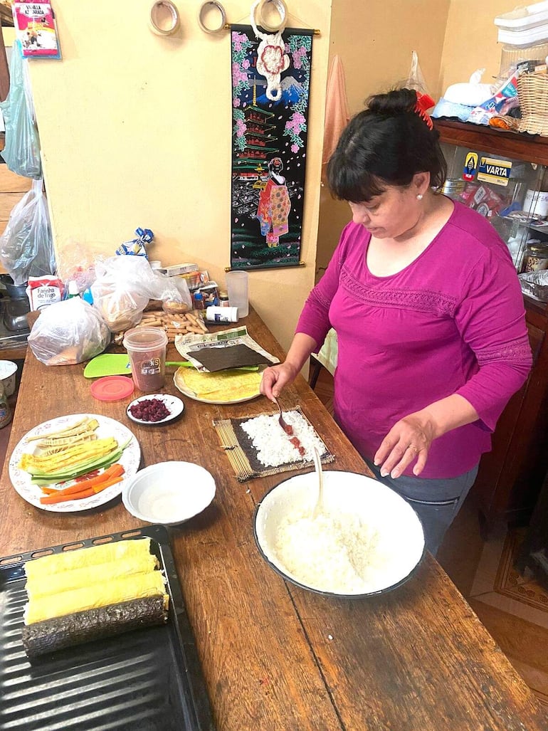 Clotilde Alvarenga de Yamazaki prepara el maki sushi para la Expo Frutas.